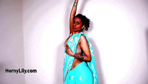 Indian babe shows off her beautiful body on the webcam