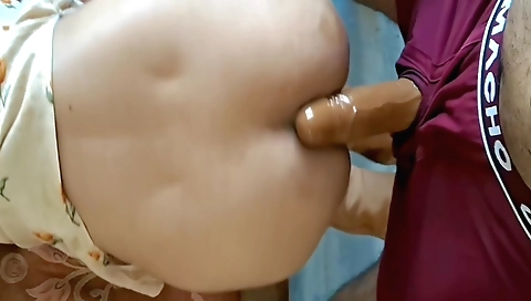 Busty milf with a hot body is showing her cunt in a homemade vid