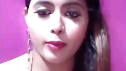 Stunning big booty brunette showing off on the webcam