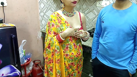 Indian brunette made homemade video with her hairy pussy