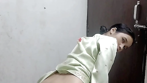 Solo female li yao gets naked while doing a solo video