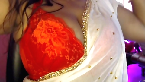 Hot amateur brunette naked babe with nice tits sari