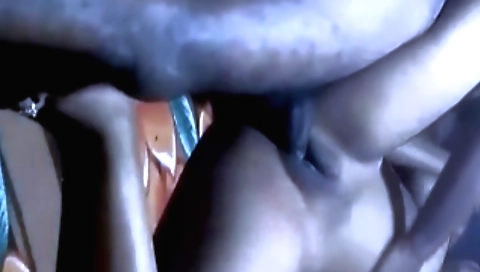 Indian babe masturbates on her bed in morning sex video