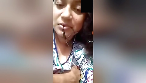 Indian boudi show her pussy and her boobs on a webcam