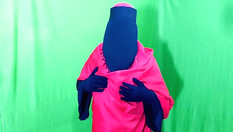 Indian housewife sucks and masturbates in the bedroom