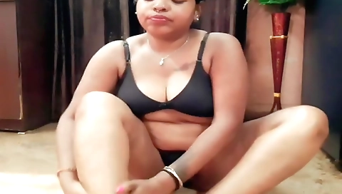 Indian housewife shows her body in the purest way possible
