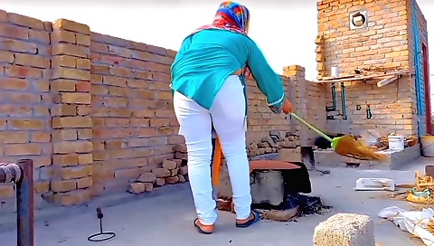 Desi bride's wet pussy is pounded by a natural babe