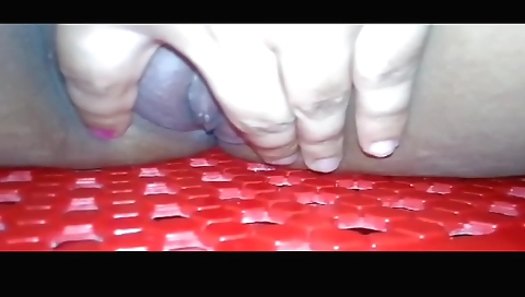 Horny solo girl fingering pussy and getting her pussy hard