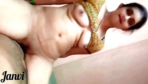 Indian slut loves to take out her juicy pussy juice