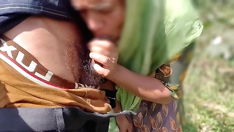 Indian bhabhi gets fucked by a handsome lad in the yard