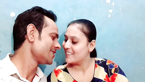 Indian brunette gets creampied in the homemade video