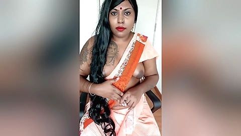 Indian hottie gets herself shot in her beautiful pussy
