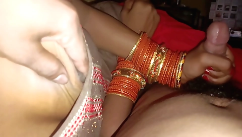 Indian girl is getting handjob by a guy in homemade video