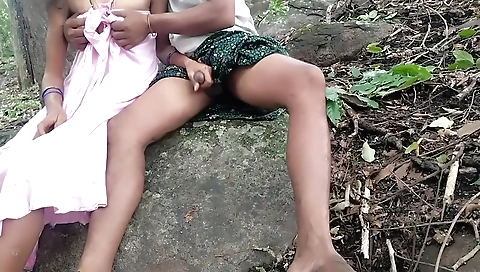 Amateur chick with hairy ass fucked outdoors in the forest