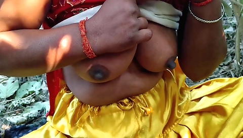 Indian girl deepthroated cumming in her hairy pussy