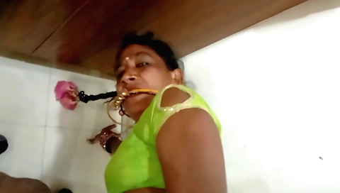 Indian amateur shows her sexy body in this porn video