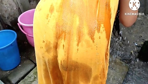 Bhabhi fucks herself in her outdoor solo video clip