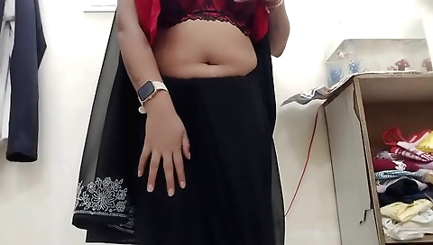 Desi mona shows her big boobs and tits in her sari