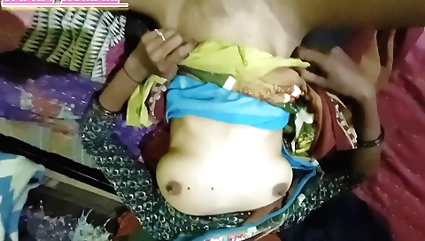 Indian girl fucks her boyfriend in an amateur video