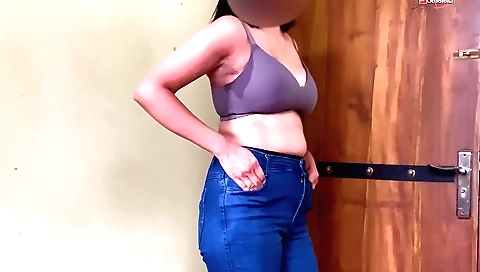 Indian chick with a cute face makes out with her boyfriend