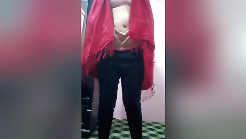 Indian solo female gets wet in this amateur porn video