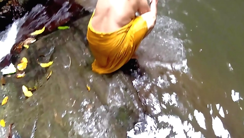 Indian woman with a nice body gets pounded outdoors