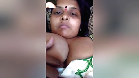 Amateur big tits Indian chick showing her body to the camera