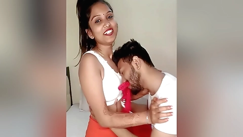 Indian girl takes a face in her pussy in amateur clip
