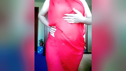 Indian amateur solo video in which a hot girl is playing with a toy