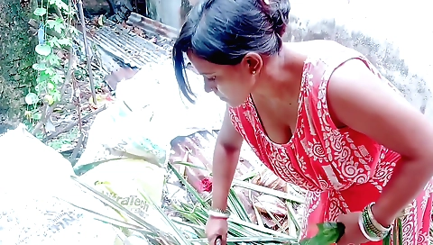 Brunette girl fucked in the backyard in homemade video