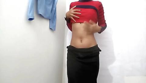 Solo girl makes a porn movie to take bath in amateur video