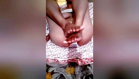 Indian teen gets her feet stretched in solo foot fetish video