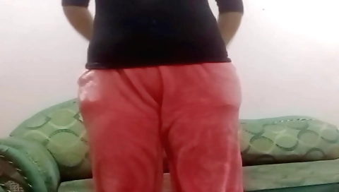 Indian chick does masturbation in amateur solo video