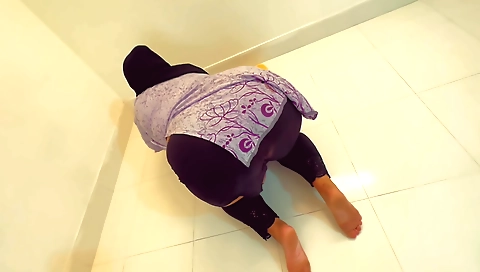 Indian babe gets fucked on her big ass in amateur porn