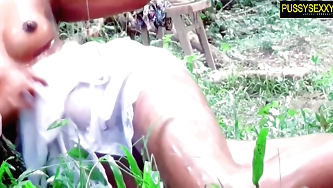 Indian amateur woman gets her pussy fucked outdoors